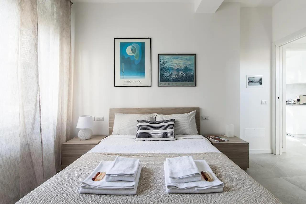 Carlotta'S Home By Holiday Solutions Albese Con Cassano Apartment